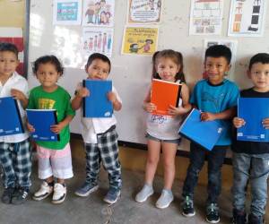 Los más pequeñines del centro educativo fueron los más emocionados al tener en sus manos los nuevos cuadernos.