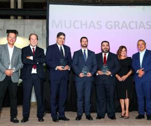 Ejecutivos de varias empresas galardonadas en la ceremonia celebrada por Awards of Happiness e INCAE.