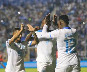 Honduras no defraudó y con un amplio dominio goleó 4-0 a Cuba para avanzar a cuartos de final.