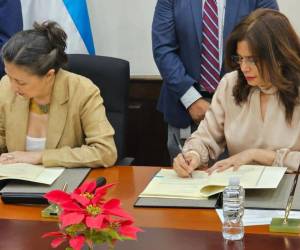 La secretaria de Finanzas, Rixi Moncada, participó en la firma del acuerdo con el Banco Interamericano de Desarrollo (BID).