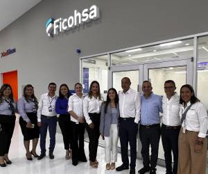 Ejecutivos y personal en la apertura de la nueva agencia de banco Ficohsa, en la ciudad de Comayagua, la cual ofrecerá una amplia gama de servicios financieros