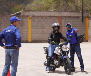 La Escuela de Manejo Yamaha (YRA) fortalece las habilidades de los motociclistas mediante formación teórica y práctica, con énfasis en conducción defensiva, frenado, anticipación de riesgos y uso adecuado del equipo de protección.