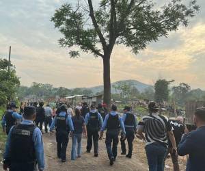 Autoridades policiales se aprestan a desalojar a pobladores en la colonia Arenales ante las denuncias de invasión de tierras.