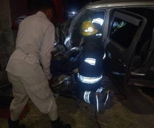 La parte frontal del pick up doble cabina quedó completamente destrozada atrapando dentro a la víctima.