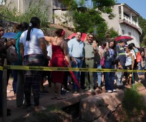 El alcalde del Distrito Central conversa con vecinos de Nueva Suyapa durante la supervisión del proyecto de infraestructura que busca reducir inundaciones y recuperar espacios comunitarios.