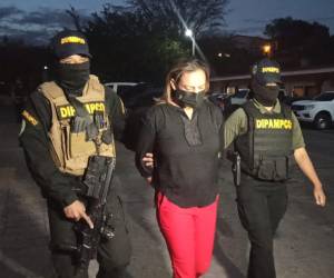 Ana Mercedes Sosa cuando era trasladada ante las autoridades competentes tras ser descubierta cometiendo el delito.