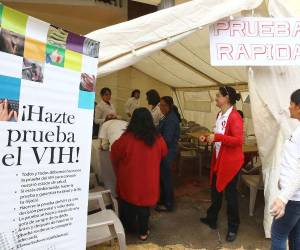 Hay instituciones que se encargan de brindar charlas sobre la enfermedad del VIH y tratar a las personas como sus familias.