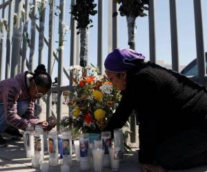 Varias veladoras y algunas flores fueron colocadas afuera del centro de detención de migrantes del Instituto Nacional de Migración (INM) de México en Ciudad Juárez. Decenas de migrantes exigen que se investigue qué pasó adentro.