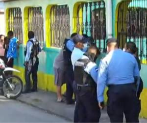 La policía llegó hasta la vivienda donde se encontraban los cuerpos de madre e hija para iniciar una investigación.