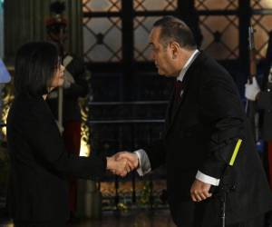 La presidenta de Taiwán, Tsai Ing-wen, y su par de Guatemala, Alejandro Giammattei.