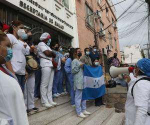 Las enfermeras y médicos han estado exigiendo nombramientos desde el año pasado.