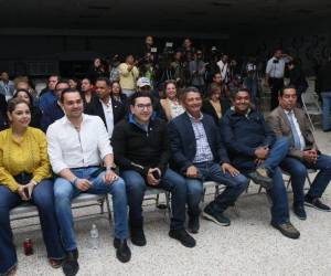 Dispuestos a iniciar con las sesiones extraordinarias, los parlamentarios de oposición se trasladaron hasta la Iglesia Vida Abundante, ubicada en la colonia Las Colinas, donde realizaron la reunión.