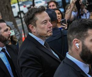 Elon Musk elogió a Lukasz Krupski por apagar un incendio en una planta Tesla, pero ahora están en lados opuestos.