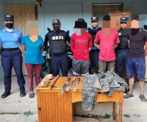 Los aprehendidos son tres adultos, entre ellos, una mujer, y un menor de edad que serán remitidos por el delito en flagrancia de atentado.