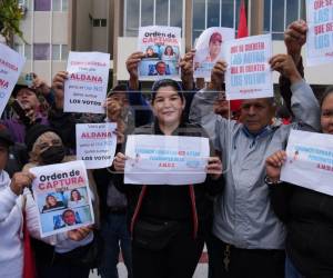 Más de un centenar de personas, militantes de Libertad y Refundación (Libre) llegaron está mañana hasta las instalaciones de la Corte Suprema de Justicia (CSJ), para exigir a la Sala Constitucional, que dicte resolución de los amparos interpuestos a favor del todavía alcalde, Jorge Aldana.