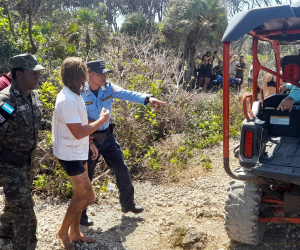 El joven fue auxiliado por miembros de la Policía Nacional para poder hacerle revisión médica.