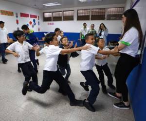 Niños fueron muy dinámicos al responder y recibieron premios.