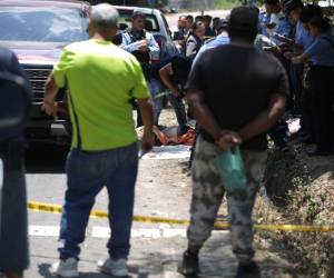 Un lamentable hecho se registró la mañana de este domingo en la carretera que de Tegucigalpa conduce al municipio de Valle de Ángeles. Un joven cayó de una volqueta a la que le había pedido un aventón. Aquí las imágenes del levantamiento del cadáver.