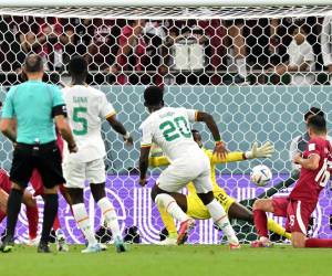 Senegal optó por mover la pelota de lado a lado buscando los huecos en una selección catarí bien colocada en su campo, pero a la que le costaba salir.