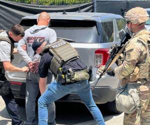 La red consular activó mecanismos de asistencia legal para los migrantes detenidos, asegurando la revisión adecuada de sus casos y el acceso a un trato justo.