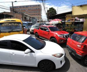 Largas filas de vehículos se forman en las primera cuatro avenidas de Comayagüela, debido al caos que forman los conductores del transporte urbano.
