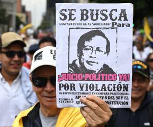 Al menos 500.000 personas protestaron este domingo en las principales ciudades de Colombia, en la mayor manifestación que ha enfrentado el gobierno de Gustavo Petro desde que llegó al poder hace veinte meses y en momentos en que su popularidad está en rojo.