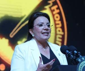 La Presidenta Xiomara Catro Sarmiento durante su participación durante la entrega del premio Álvaro Contreras 2023.