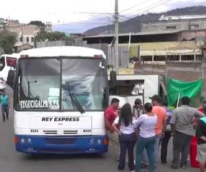 El bus subía por la calzada cuando de repente tomó velocidad de retroceso sin dar tiempo a que los presentes buscarán ponerse a salvo.