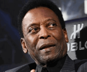 Pele, astro brasileño del fútbol.