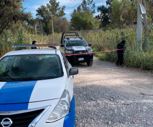 Autoridades policiales llegaron a la escena del crimen y acordonaron el lugar para realizar las investigaciones del caso.