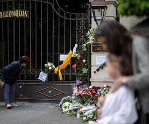 Poco después de la noticia de la muerte de Tina Turner el miércoles, velas y flores comenzaron a amontonarse frente a su residencia en Suiza, donde la leyenda del rock se había radicado desde hace décadas.