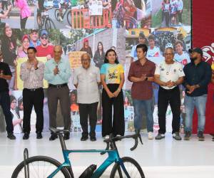 El sacerdote católico, Ovidio Rodríguez, junto a los ciclistas que fueron homenajeados en el lanzamiento de la XV Edición de la Vuelta Ciclística EL HERALDO 2026.