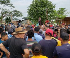 Pobladores de las colonias Arenales No.2 y Villa Daniela, en la ciudad San Pedro Sula, departamento de Cortés, están siendo desalojados este miércoles (7 de junio) por no contar con los títulos de propiedad en donde están instaladas sus viviendas .