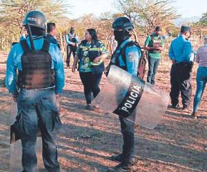 Autoridades policiales y pobladores llegaron a acuerdos previo al desalojo pacífico para luego proceder a la liberación del área.