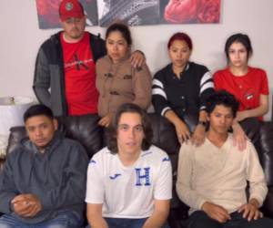 Captura de pantalla del video de Carlos Espina junto a los familiares de los muertos en el tiroteo.