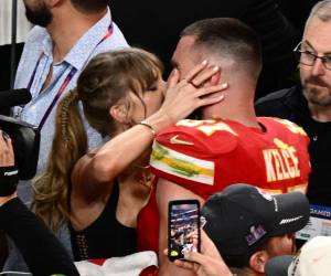 Luego de que Travis Kelce se proclamara campeón del Super Bowl, recibió el abrazo del amor de su vida, Taylor Swift. Aquí las imágenes.