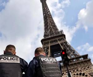 Dos turistas ebrios pasan la noche en la Torre Eiffel, en medio de amenaza de bomba