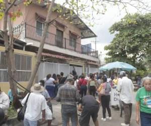 Vecinos del barrio Cabañas, en San Pedro Sula, acudieron el 16 de febrero de 2026 a una vivienda particular tras una convocatoria viral que prometía el supuesto regreso del Bono 10,000, desmentido previamente por EH Verifica.