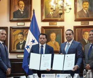 Firmaron el convenio el presidente del Congreso Nacional, Tomás Zambrano, y el titular de la ENAG, Juan Manuel Gálvez.