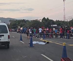 El joven motociclista fue fatalmente herido en el incidente, mientras que el conductor del camión implicado en el suceso ha sido requerido por las autoridades correspondientes.