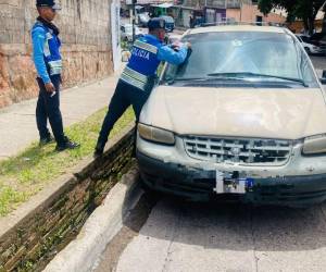 Los operativos se hacen en barrios y colonias de la capital con el fin de liberar las calles de vehículos que obstruyen el paso.