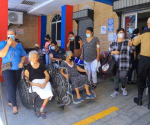 Los familiares de los pacientes se mantienen a la espera de ellos en las afueras de Diálisis de Honduras.