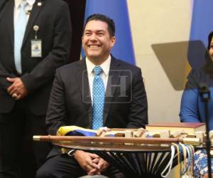 El próximo alcalde capitalino, Juan Diego Zelaya, llegó vestido con traje negro y una corbata azul con puntos blancos.