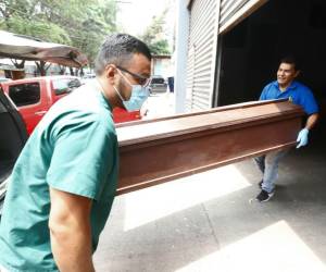 Momento en que los restos de Walter Urbina fueron retirados de la morgue del Ministerio Público en la capital.