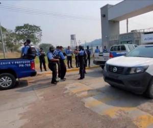 Agentes de la Policía Nacional se desplazaron a los centros penales y tomaron el control para evitar que continuara el enfrentamiento entre los privados de libertad.