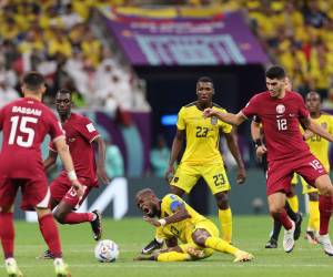 Enner Valencia cae lesionado en el duelo entre Ecuador y Qatar que dio inicio al Mundial