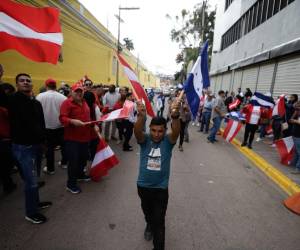 Empañada por un lento escrutinio especial, se ha visto la víspera de las fiestas de fin de año. Autoridades del Consejo Nacional Electoral (CNE) atribuyen los atrasos al Partido Liberal y a Libre. A continuación la protesta en las afueras del órgano electoral