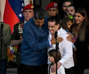 Estados Unidos excarceló este miércoles a Alex Saab, un empresario acusado de ser “testaferro” del presidente de Venezuela, Nicolás Maduro, a cambio de la libertad de 10 presos estadounidenses. Estas son las imágenes de su llegada a Venezuela.