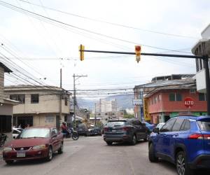 La intercepción entre las calles Las Acacias y Tiburcio Carías, en el barrio Guadalupe ya fue semaforizada pero los aparatos aún no están encendidos.