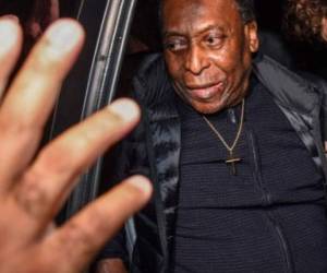 El camisa 10 también pasó por cirugías de cadera y de columna y desde 2012 se desplaza con cierta dificultad, llegando incluso a mostrarse en público en silla de ruedas en algunas ocasiones.